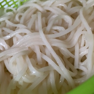 １Ｌのタッパーで冷麦や素麺　レンジで茹でられます！